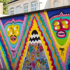 Photo d'un graffiti taggué de manière artistique sur un mur dans la rue.